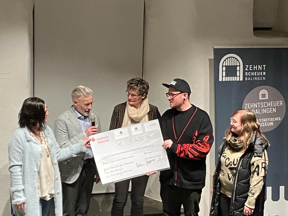 Ausstellungsförderung von Balingen Beyond in der Zehntscheuer Balingen, Foto der Scheckübergabe